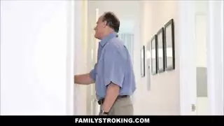 سباك ابن الزوج يعطي عاهرة أبيه حفر شرجي عميق وخشن