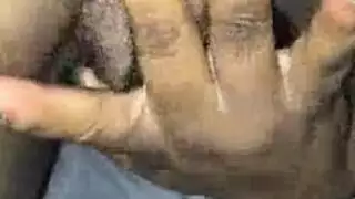 فتاة أوروبية شابة تأخذ قضيبًا عملاقًا في الداخل