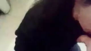 زوجة شهوانية سمراء تأخذ قضيبًا أسود ضخمًا أمام زوجها الديوث سكس عربي صريح