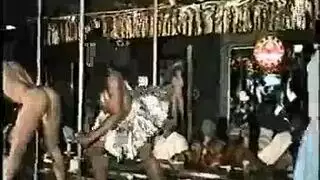 هيمنة مزدوجة: عاشقات ناضجات يتناوبن على قضيب اصطناعي صلب