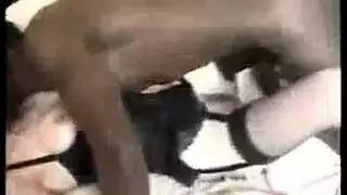 جلسة جنس على الأريكة مع شقراء إثارة بملابس داخلية سوداء