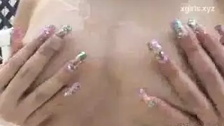 فتاتان شقراوان في تدليك صريح: لعق فرج ومتعة ديلدو مزدوج