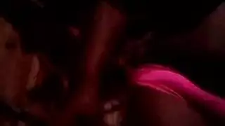 مصة سمراء صريحة مع اختناق وبلع شديدين