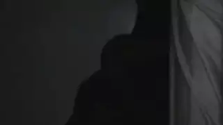 فتاة سمراء مكتنزة تحب قضيب الهواة في فتحتها الضيقة