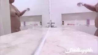 الأم تنك مع ابنها