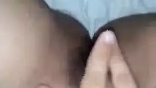 وضعية الانتشار: الثعلبة تفرك كسها الضيق المشعر