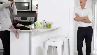 يستغل زوجة اخيه الخجولة وينيكها