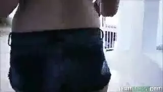 ثنائي قاسي: شابة شقراء تمارس الجنس مع قضيبين