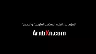 أم مثيرة مسيطرة تستخدم شابًا للإفراج عن رغباتها الجنسية