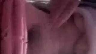 فتاة عربية شابة تأخذ عدة أعضاء في علاقة جماعية