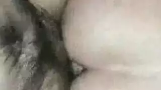 الرجل المفتول العضلات يأخذ عصا بيسبول عميقاً في فتحته