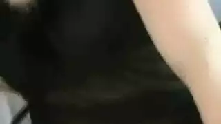 سيدة عجوزة تنتاك من صديقها كبيرت السن