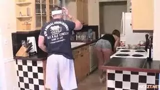 المدرب يتحرش بالزوجه في اثناءالتدريب وينيكها