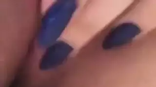 فيديو إباحي من الخليج الفارسي: إصبع في فرجها المبلل على سرير الفندق