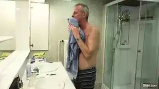 بنت جميلة تستحي من شاب