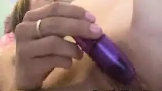 عصير ليمون حامض يقطر على زبور كبيرة سوداء