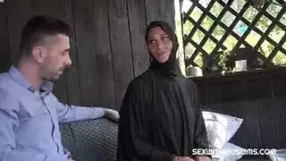 زوجة محجبة مستسلمة تتوق لقضيب مديرها الصلب