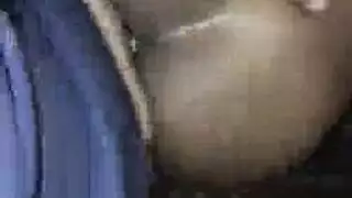 عصا لحم صلبة تملأ حلق القطة السمراء في مشهد إباحي