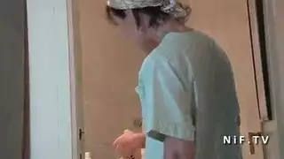 أم فرنسية ممحونة تغوي شاباً لضربها بوضعية الكلب بشدة