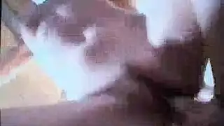 العاهرة العربية إلهام تخرج أثداءها ومهبلها للكاميرا