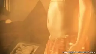 متعرية حسية تتلقى قذفًا على وجهها بعد ممارسة ثلاثية شديدة