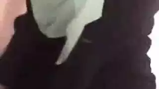 مشهد إباحي: طالبة محجبة تأخذ قضيب ماستر عدواني في شقة خاصة