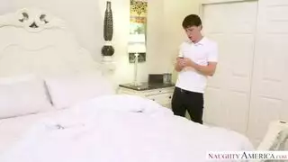 امرأة أكبر تغوي مراهقًا لممارسة جنس شغوف وقبلات عميقة