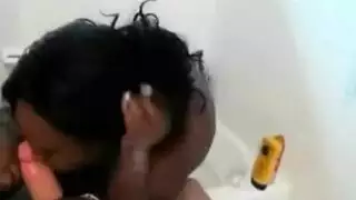 فتيات سمراوات تلعق مؤخرات بعض قبل هزة جماع قوية