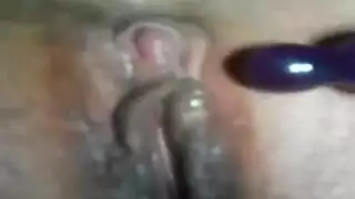 مشهد إباحي: فتح فرجها وشرجها على مصراعيهما