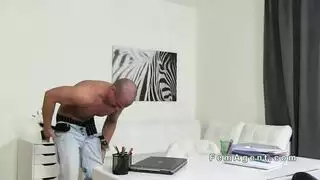 طالب علم فتاة العضلات سيارة نقل