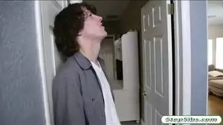 أخصائية جنس فموي عميق: سمراء تمارس الجنس الفموي لرجلها