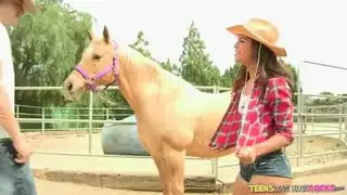 سكس قروي عنيف: عاهرة مراهقة تتوسّل لركوب الفحل بخشونة