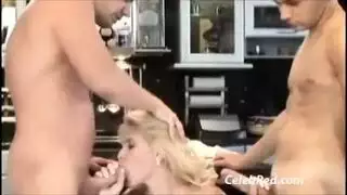 أصدقاء يمارسون الجنس مع فتاة مغرية في مطبخ ساخن