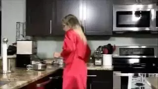 زوج الأب الشبق ينيك زوجة أبيه المستجيبة في المطبخ