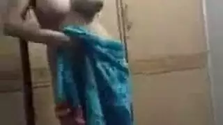 أثداء طبيعية كبيرة لفتاة مصرية – بورن من الحمام إلى السرير