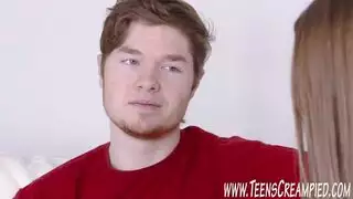 مراهقة بريئة المظهر تخوض أول تجربة جنس جماعي صعب