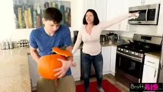 زوجة الأب وصديقتها تمارسان الجنس الجماعي مع ابن الزوج بعد الغداء