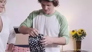 سكسي ام وابنها على السرسر