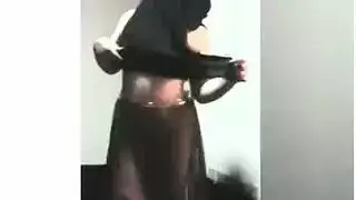 مشهد شهوة النقاب فتاة كويتية في ثوب نوم شفاف تتحرك على قضيب مصري