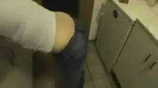 جنس مع صدر ضخم في وضعية النوم على البطن