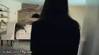 سمراوان مثارتان تستكشفان أفواه بعضهما في خيال تدليك إباحي