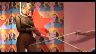 شرج مزدوج بمضرب بيسبول عملاق على شقراوات طويلات