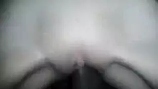 ربة منزل مثيرة جارنا تأخذ قضيبًا كبيرًا