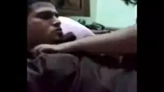 فتاة عربية غير مخلّة تئن بصوت عال خلال جنس صريح شغوف