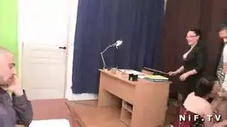 حارقات في السن القانوني في مشهد صريح