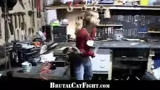 ضبط في الكراج: عاهرات متصارعات يتم ممارسة الجنس على وجوههن