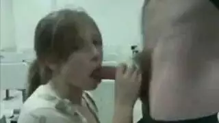 شقراء مغرية تمص قضيباً صلباً بينما ترتجف وركاها بشدة