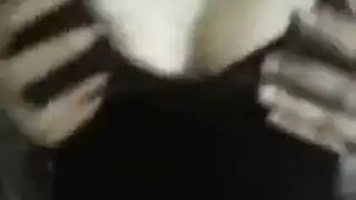 ثدييها مكشوفان، معاملة خشنة: صديقة تُنك بقوة في مشهد إباحي