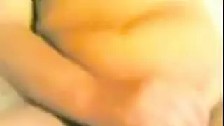 الحبيبة أنجي تحب الجنس الفموي العميق والضرب القاسي في السرير