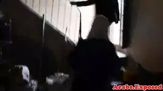 فتاة سورية محجبة تبلع زب بعمق في فيلم إباحي عربي